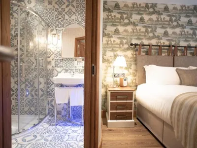 en-suite bedroom