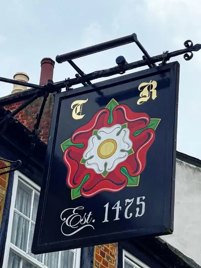 Pub sign of the Tudor Rose in Romsey